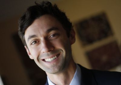 فوز المرشح الديمقراطي جون أسوف بالمقعد الثاني في مجلس الشيوخ