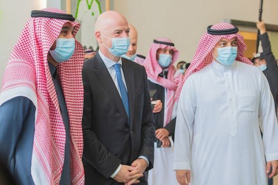 وزير الرياضة السعودي يستقبل إنفانتينو قبل زيارة مقر اتحاد الكرة