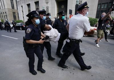  الشرطة تعتقل متظاهرين حاولوا اقتحام مبنى الكونغرس الأمريكي