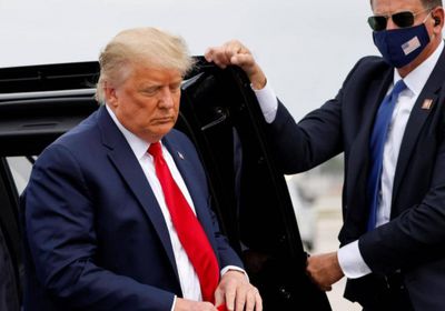 "تويتر" و"فيسبوك" يعلقان حساب ترامب ويحذفان تغريداته