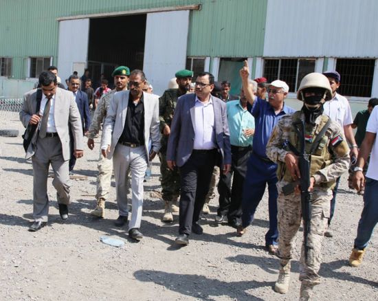 وزير الزراعة يتفقد مصنع أشباك الجابيون في عدن