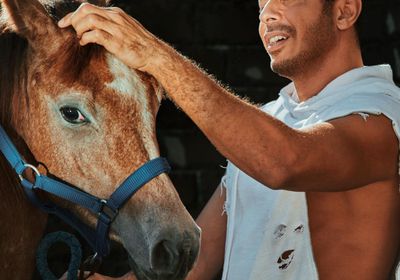 مصطفى شعبان بصحبة جواده في أحدث ظهور له (صور)