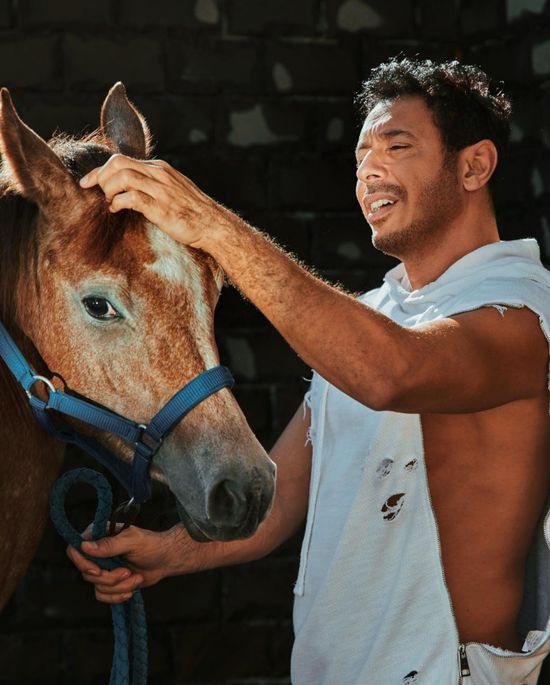 مصطفى شعبان بصحبة جواده في أحدث ظهور له (صور)