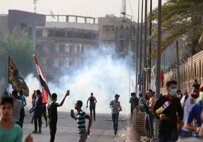 الأمن العراقي يستخدم قنابل الغاز لتفريق متظاهرين في ساحة الحبوبي بالناصرية