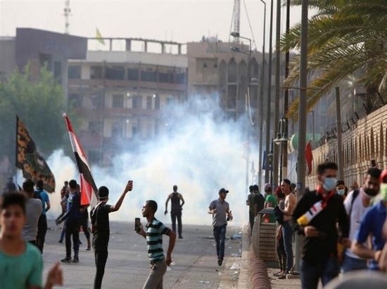 الأمن العراقي يستخدم قنابل الغاز لتفريق متظاهرين في ساحة الحبوبي بالناصرية