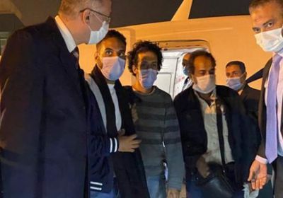 عودة البحارين المصريين بعد اختطافهما في نيجيريا