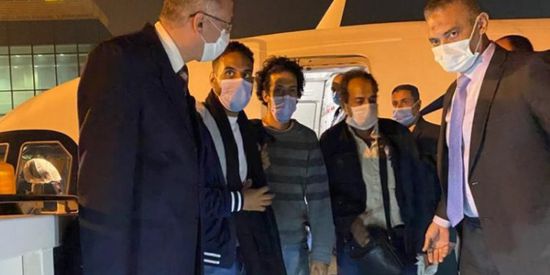 عودة البحارين المصريين بعد اختطافهما في نيجيريا