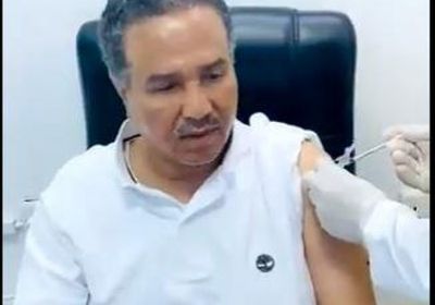 محمد عبده يتلقى لقاح فيروس كورونا (فيديو)