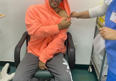 شادي شامل يتلقى لقاح كورونا في الإمارات (فيديو)