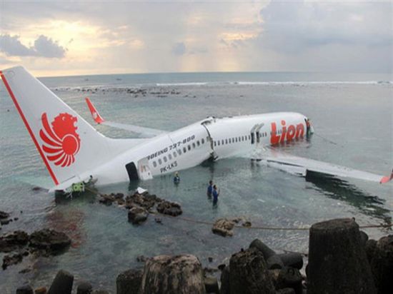 تحطم طائرة إندونيسية على متنها 56 راكبًا و6 من أفراد الطاقم