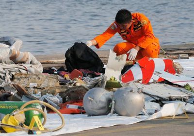 مسؤول إندونيسي: عمليات البحث مستمرة عن حطام الطائرة المنكوبة