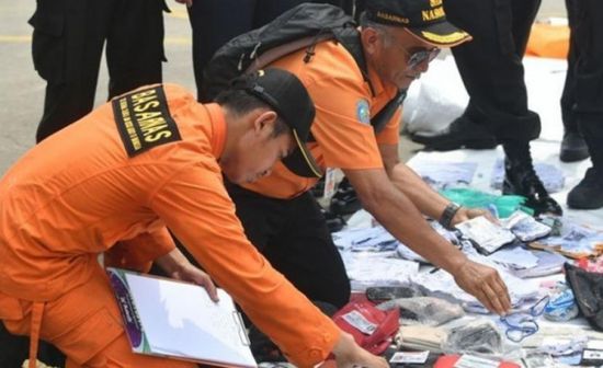 السلطات الإندونيسية تعثر على أشلاء خاصة بالطائرة المنكوبة