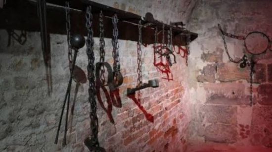صحيفة مكة: جرائم تعذيب كاملة بسجون الحوثي