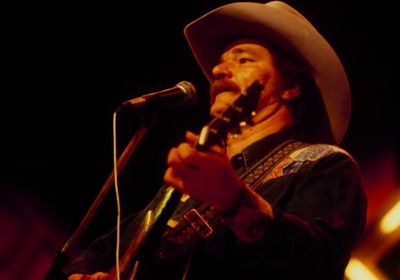 تفاصيل جديدة في وفاة المغني العالمي إد بروس