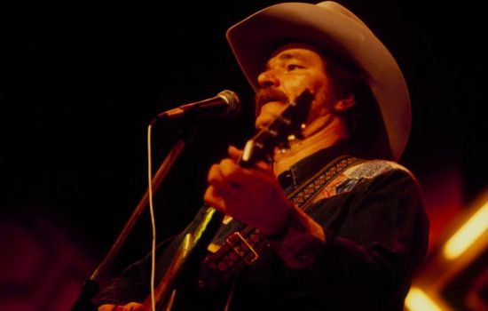 تفاصيل جديدة في وفاة المغني العالمي إد بروس