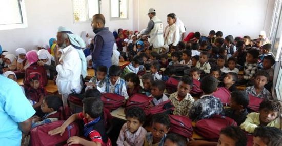 "الهلال الإماراتي" يوزع الزي المدرسي على الطلاب بالمخا