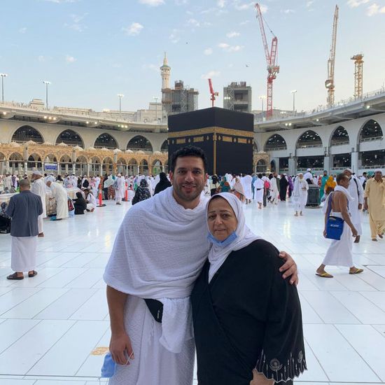 حسن الرداد يتذكر والدته الراحلة بصور من الطفولة