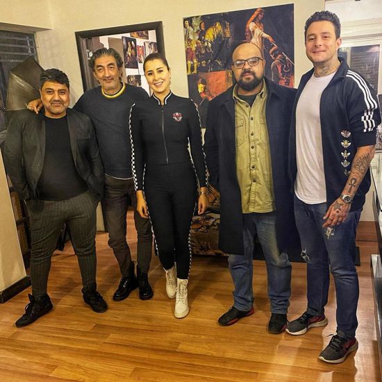 عائشة بن أحمد بصحبة أحمد الفيشاوي في كواليس فيلم "ريستا"