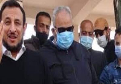 بيومي فؤاد بالكمامة في جنازة والده (صور)