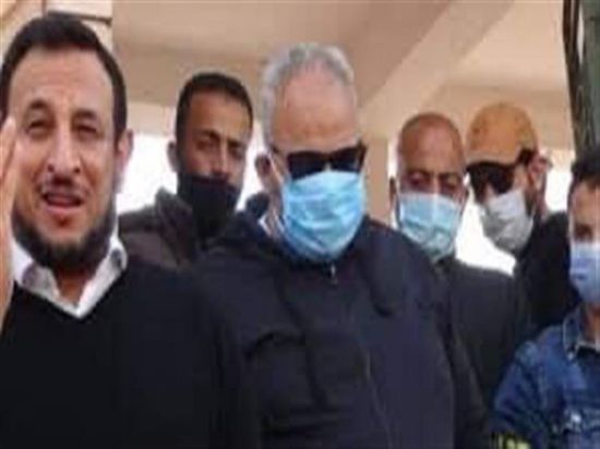 بيومي فؤاد بالكمامة في جنازة والده (صور)