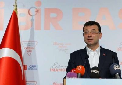 بلدية أسطنبول تمدح مواطن يوزع الخبز مجانًا: "أيام صعبة"