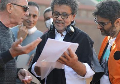 محمود حميدة مع عمرو عرفة من كواليس فيلم "أهل الكهف" (صورة)