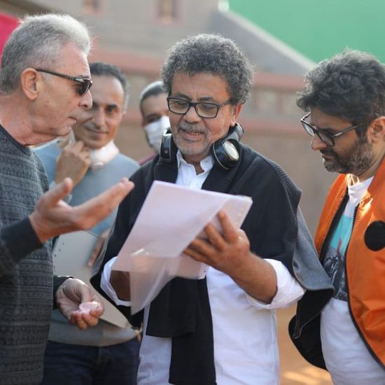 محمود حميدة مع عمرو عرفة من كواليس فيلم "أهل الكهف" (صورة)