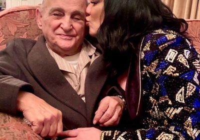 بصورة من طفولتها.. سلاف فواخرجي تحتفل بعيد ميلاد والدها