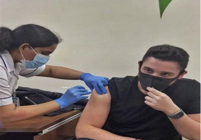 نجل عاصي الحلاني يتلقي لقاح كورونا في الإمارات