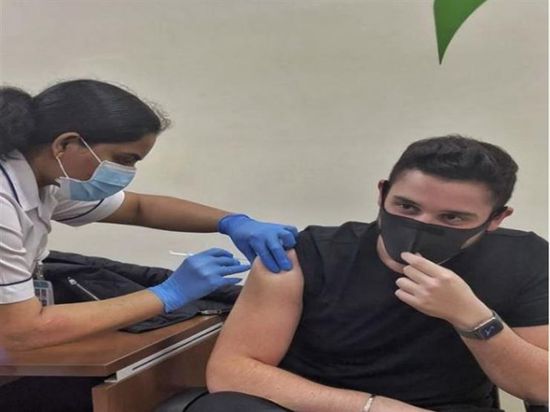 نجل عاصي الحلاني يتلقي لقاح كورونا في الإمارات