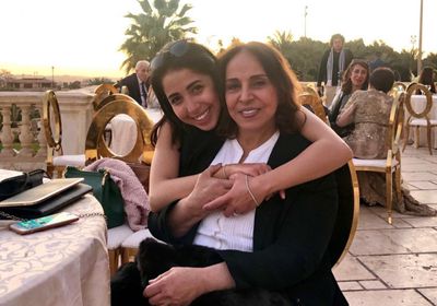 مي كمال تعيد تقديم أغنية "عطاشا" لوالدتها عفاف راضي (فيديو)