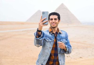 مينا مسعود في زيارة لأهرامات الجيزة في أحدث ظهور له (صور)