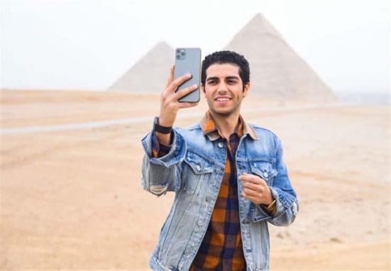 مينا مسعود في زيارة لأهرامات الجيزة في أحدث ظهور له (صور)