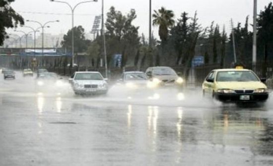 هطول أمطار غزيرة في محافظات عدة بالأردن تتسبب في إغراق السيارات
