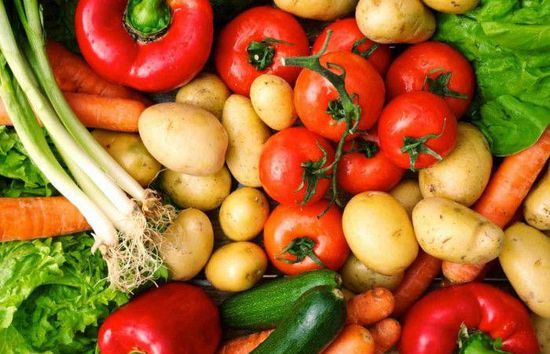 ارتفاع الطماطم.. أسعار الخضروات والفواكه اليوم الجمعة بعدن