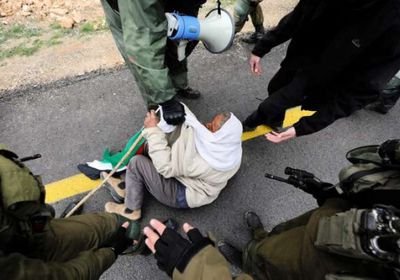 الاحتلال الإسرائيلي يقمع مسيرة بفلسطين ويعتقل مسنًا