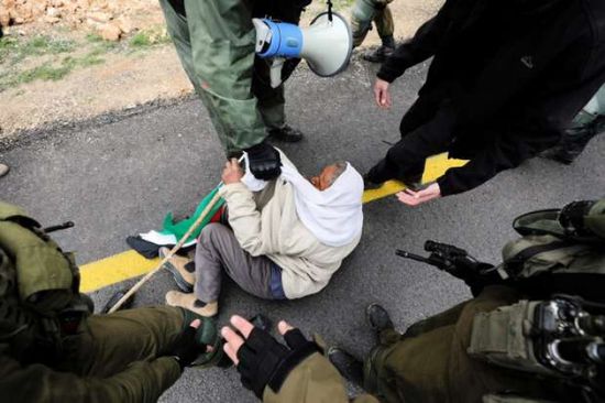 الاحتلال الإسرائيلي يقمع مسيرة بفلسطين ويعتقل مسنًا
