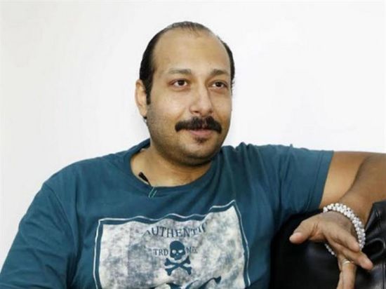 محمد ثروت يحتفل بعيد ميلاد سمير غانم (فيديو)