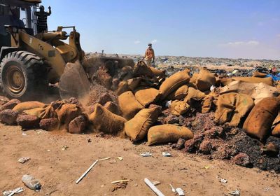 إتلاف 8 أطنان فول سوداني منتهي الصلاحية بعدن (صور)