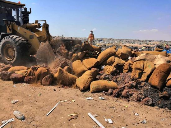 إتلاف 8 أطنان فول سوداني منتهي الصلاحية بعدن (صور)