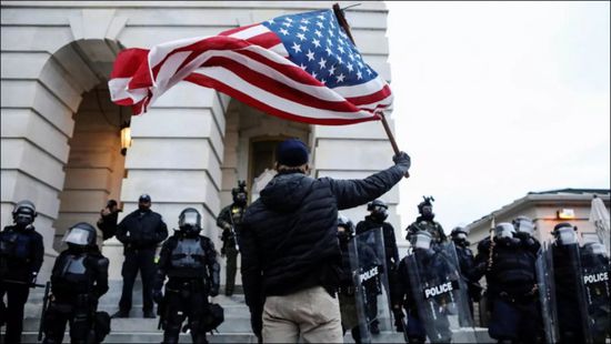 الشرطة الأمريكية تعتقل رجلًا مسلحًا حاول عبور نقطة تفتيشية أمام مبنى الكابيتول
