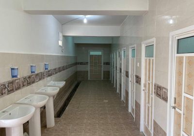 إعادة تأهيل 12 دورة مياه عامة بالمكلا