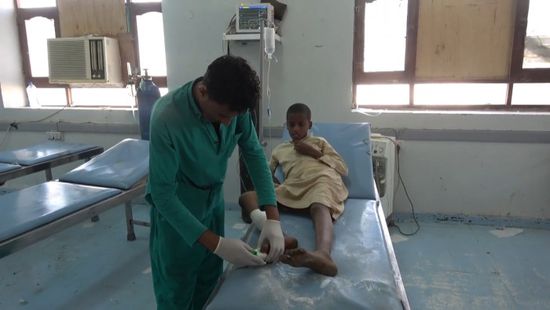 ثالث ضحية.. إصابة طفل بعيار ناري حوثي في حيس (فيديو)