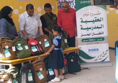 توزيع 122 حقيبة على الطلاب في الحوطة
