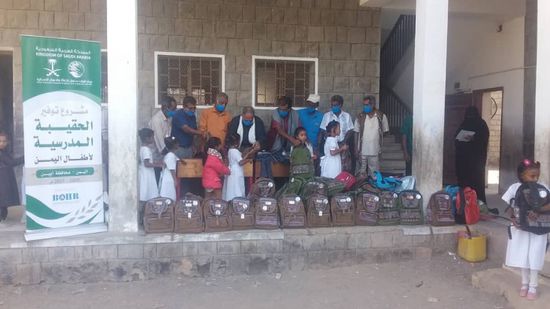 طلاب مدرسة الشحي بأبين يتسلمون حقائب مدرسية