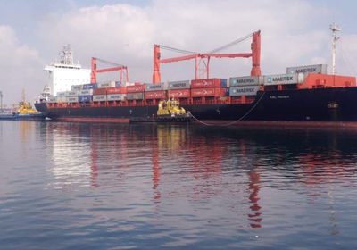 سفينة حاويات ترسو برصيف ميناء المعلا