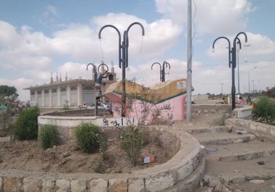 إصلاح أعمدة إنارة طالها التخريب في زنجبار