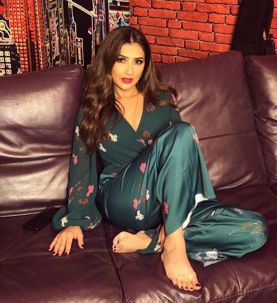 مي عمر تخضع لجلسة تصوير جديدة