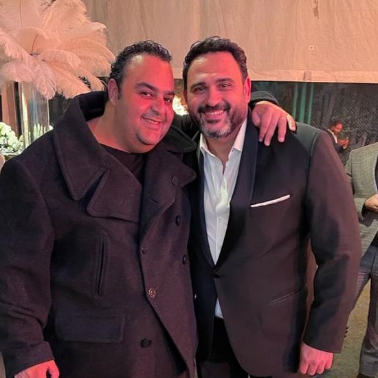 بعد تشبيهه بظافر العابدين :أكرم حسني لـ شيكو :ظافر برقبتي