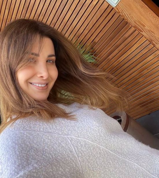 نانسي عجرم لجمهورها في صورة من داخل منزلها :خليك في البيت كلنا معًا في هذا